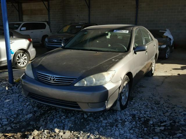 4T1BF32K15U608130 - 2005 TOYOTA CAMRY LE GRAY photo 2