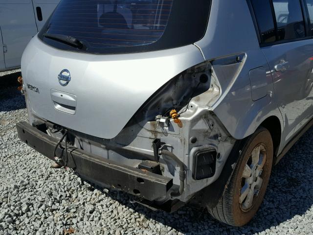 3N1BC13E27L385042 - 2007 NISSAN VERSA S SILVER photo 9