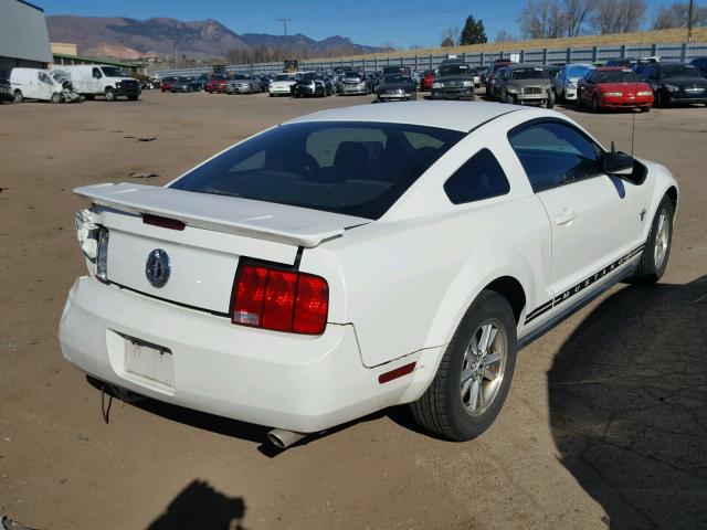 1ZVHT80N095108443 - 2009 FORD MUSTANG WHITE photo 4