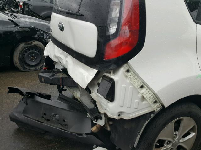 KNDJN2A21F7215436 - 2015 KIA SOUL WHITE photo 9