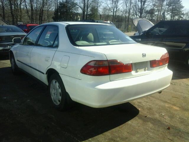 1HGCG5642YA131468 - 2000 HONDA ACCORD LX WHITE photo 3