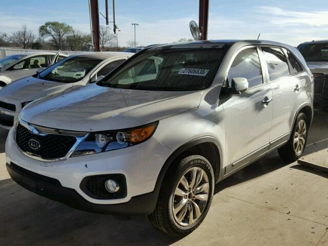 5XYKU4A22BG026620 - 2011 KIA SORENTO EX WHITE photo 2