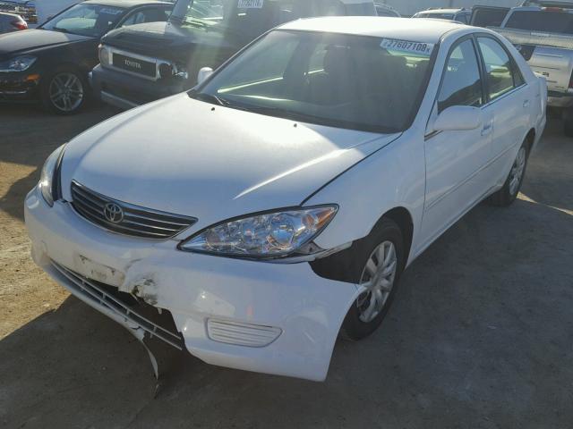 JTDBE32K650309960 - 2005 TOYOTA CAMRY LE WHITE photo 2