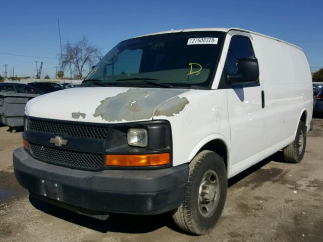 1GCGG25C391173821 - 2009 CHEVROLET EXPRESS G2 WHITE photo 2