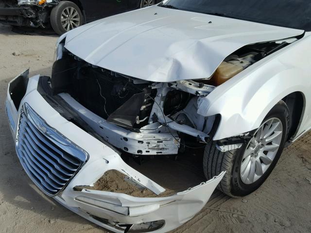 2C3CCAAG7DH632537 - 2013 CHRYSLER 300 WHITE photo 9