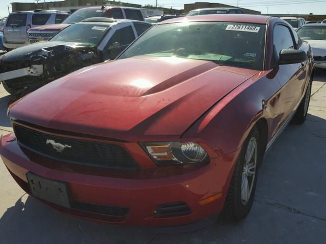 1ZVBP8AM8C5266214 - 2012 FORD MUSTANG MAROON photo 2