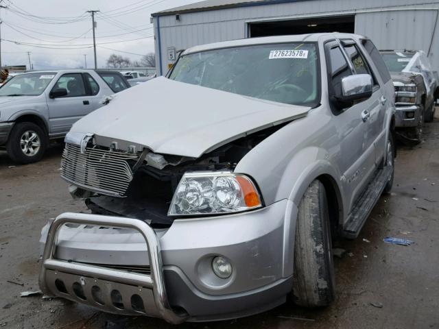 5LMFU28R34LJ09255 - 2004 LINCOLN NAVIGATOR SILVER photo 2