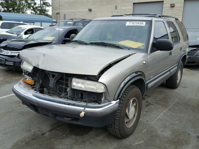 1GNDT13W1Y2213531 - 2000 CHEVROLET BLAZER GOLD photo 2