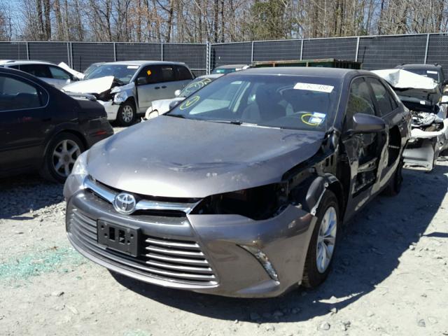 4T4BF1FK5FR451157 - 2015 TOYOTA CAMRY LE GRAY photo 2