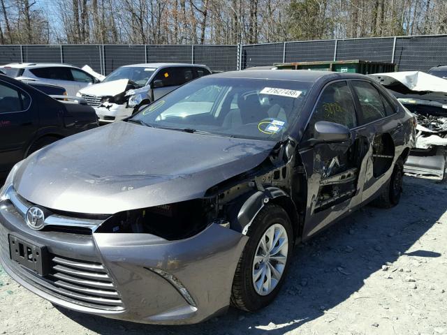 4T4BF1FK5FR451157 - 2015 TOYOTA CAMRY LE GRAY photo 9