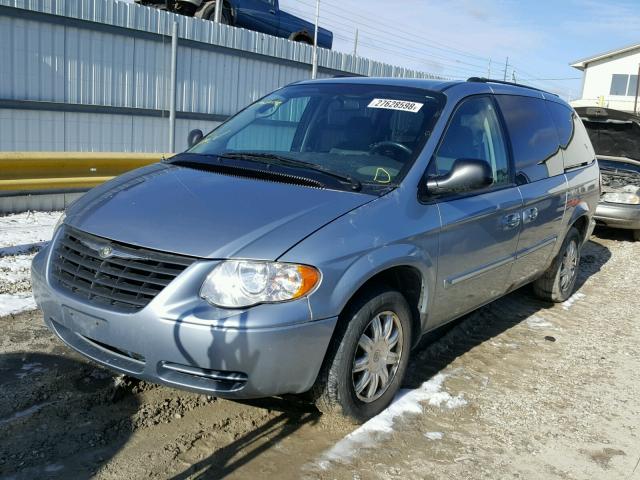 2C4GP54L45R313934 - 2005 CHRYSLER TOWN & COU SILVER photo 2