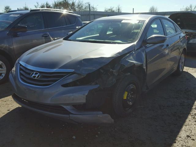 5NPEB4AC5DH646661 - 2013 HYUNDAI SONATA GLS GRAY photo 2