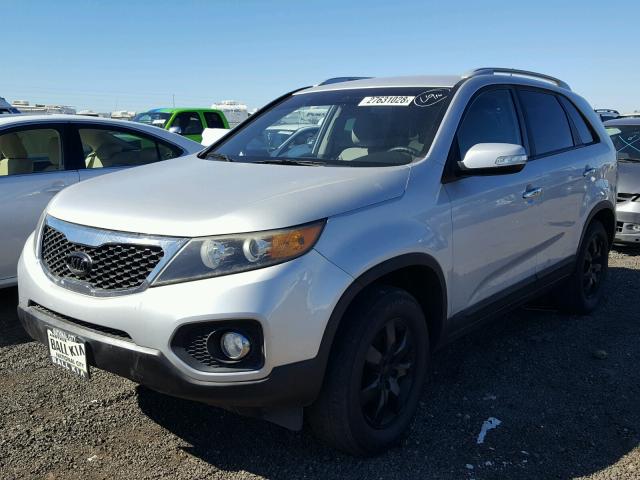 5XYKT3A13BG001469 - 2011 KIA SORENTO BA SILVER photo 2