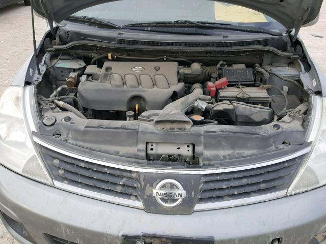 3N1BC11E87L397313 - 2007 NISSAN VERSA S GRAY photo 7