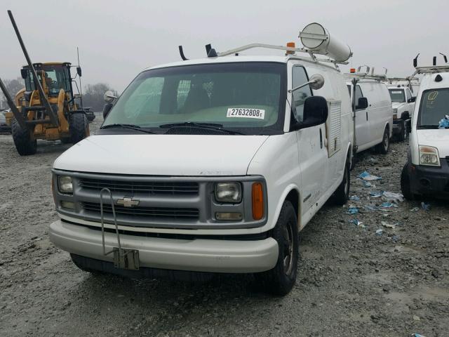 1GCHG35R111198820 - 2001 CHEVROLET EXPRESS G3 WHITE photo 2