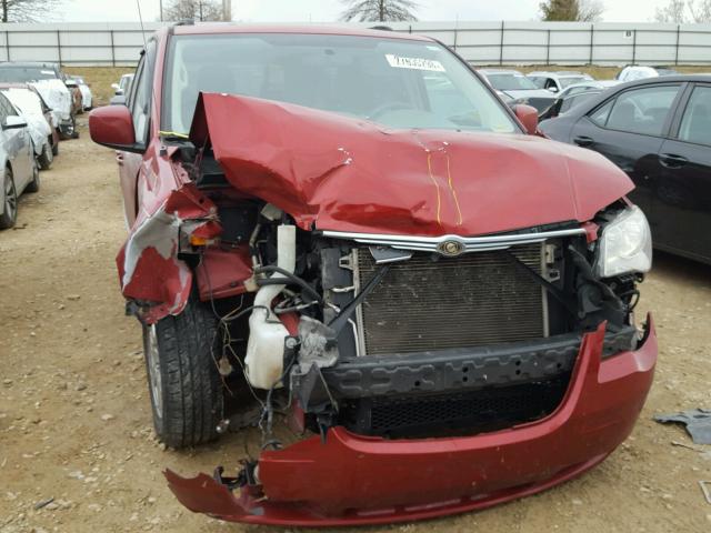 2A4RR5D17AR240208 - 2010 CHRYSLER TOWN & COU RED photo 7