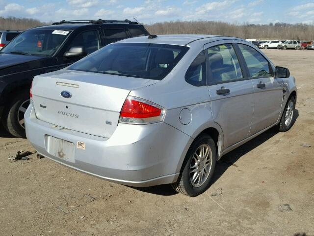 1FAHP35N28W210117 - 2008 FORD FOCUS SE SILVER photo 4