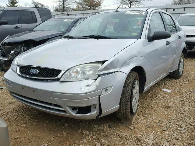 1FAFP34N67W174911 - 2007 FORD FOCUS ZX4 SILVER photo 2