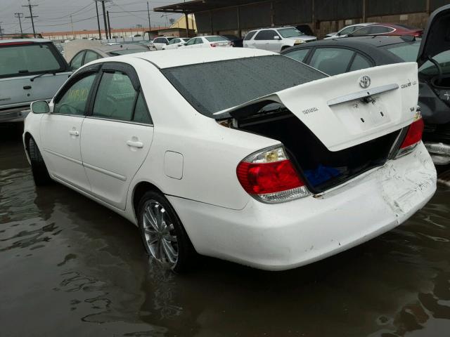 4T1BF32K35U095706 - 2005 TOYOTA CAMRY LE WHITE photo 3