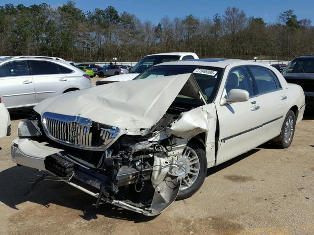 1LNHM82V67Y607672 - 2007 LINCOLN TOWN CAR S WHITE photo 2