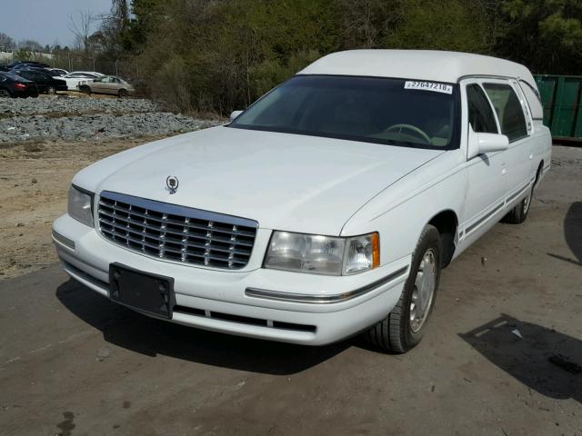 1GEEH90Y3WU500316 - 1998 CADILLAC COMMERCIAL WHITE photo 2
