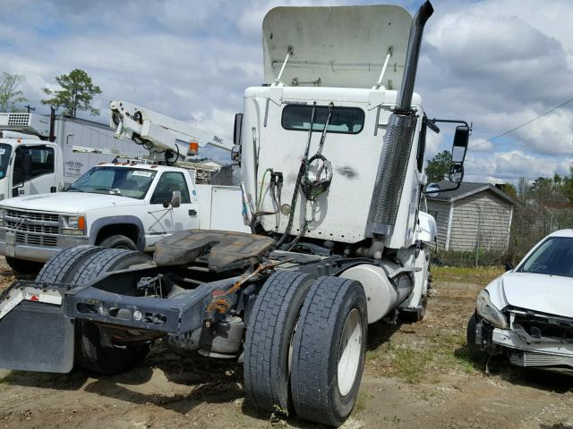 1FUBA5CG85LU87166 - 2005 FREIGHTLINER CONVENTION WHITE photo 4