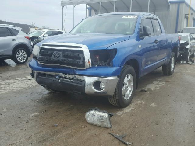 5TFRM5F17AX006587 - 2010 TOYOTA TUNDRA DOU BLUE photo 2