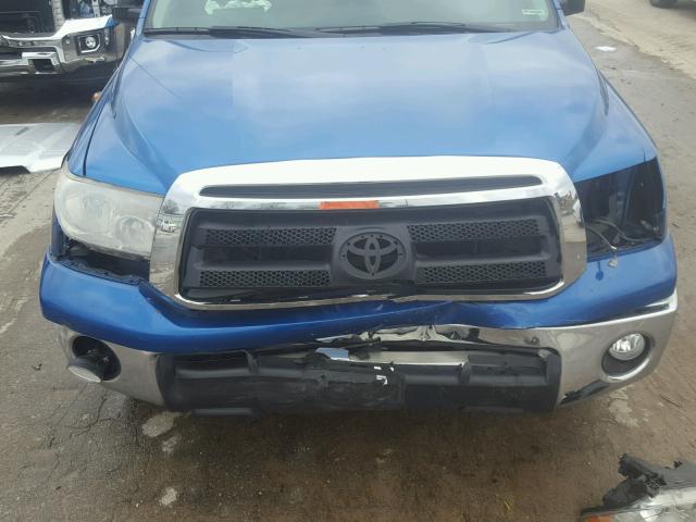 5TFRM5F17AX006587 - 2010 TOYOTA TUNDRA DOU BLUE photo 7