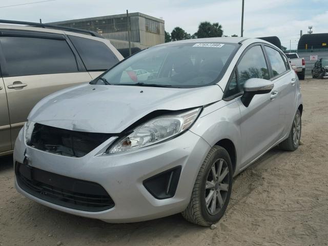 3FADP4EJXDM183891 - 2013 FORD FIESTA SE SILVER photo 2