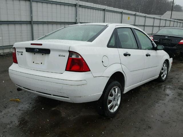 1FAFP34N85W185468 - 2005 FORD FOCUS ZX4 WHITE photo 4