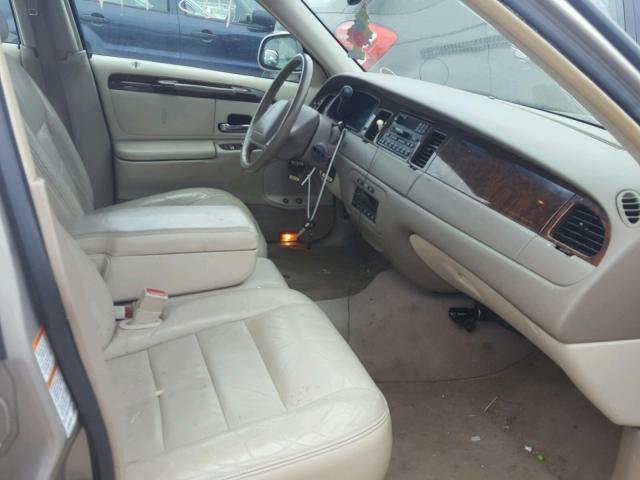 1LNHM81W61Y698220 - 2001 LINCOLN TOWN CAR E BEIGE photo 5