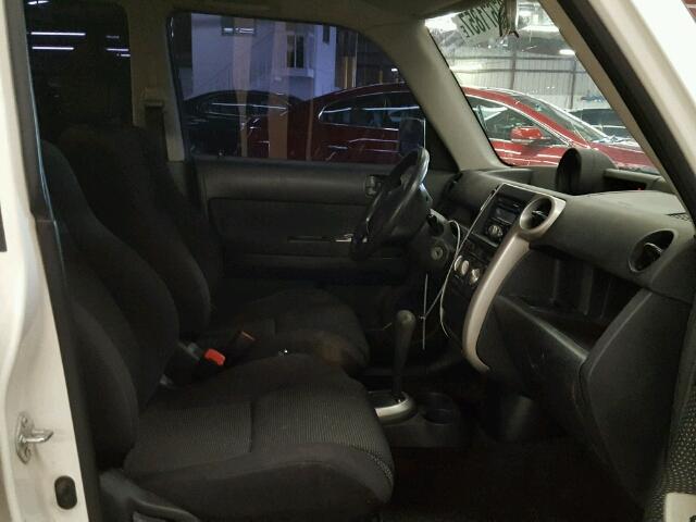 JTLKT324864050118 - 2006 TOYOTA SCION XB WHITE photo 5