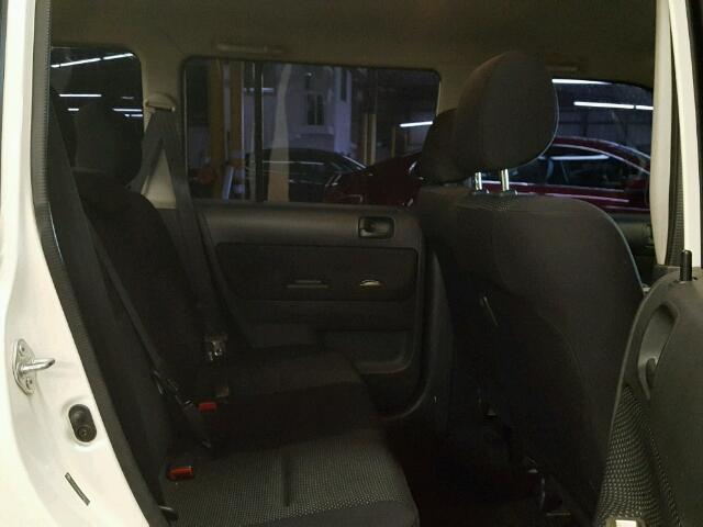 JTLKT324864050118 - 2006 TOYOTA SCION XB WHITE photo 6