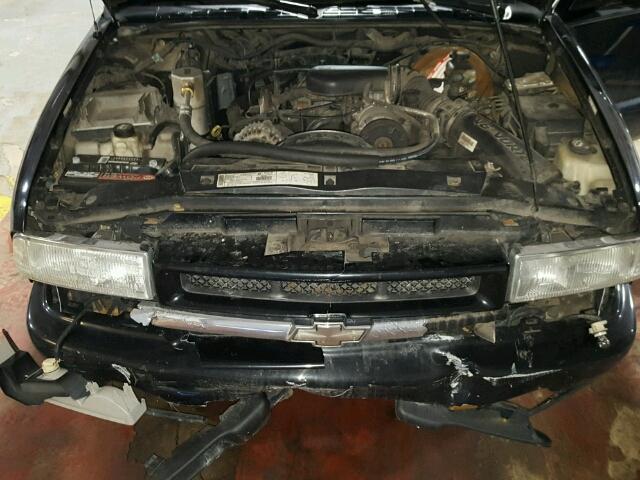 1GNCS18W12K228965 - 2002 CHEVROLET BLAZER BLACK photo 7