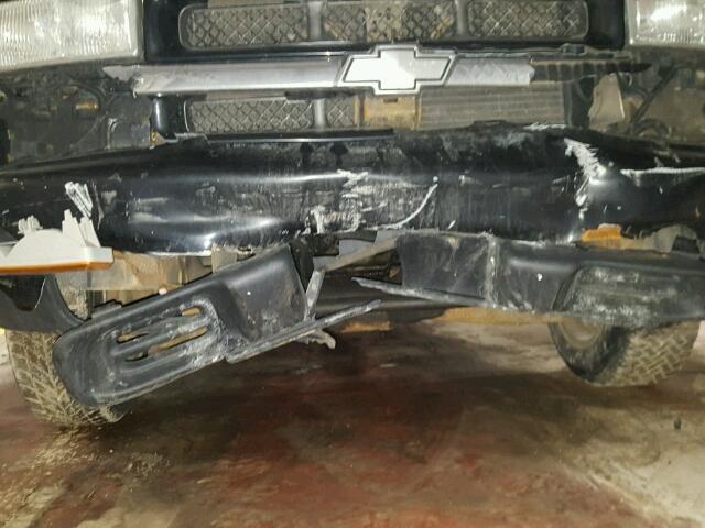 1GNCS18W12K228965 - 2002 CHEVROLET BLAZER BLACK photo 9