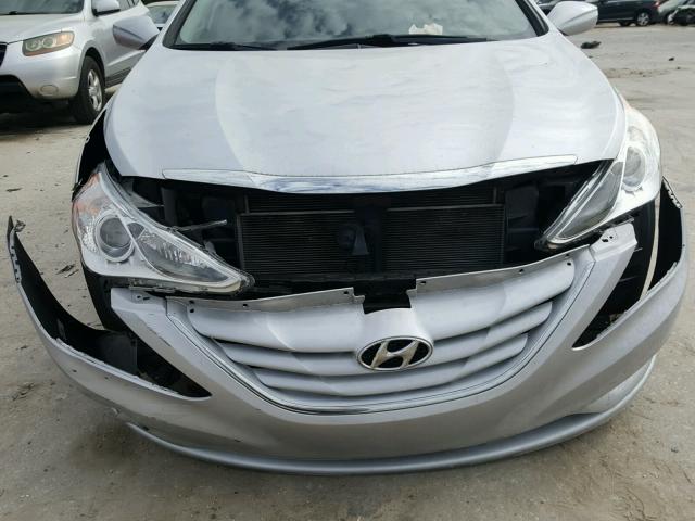 5NPEB4AC8DH674261 - 2013 HYUNDAI SONATA GLS SILVER photo 9