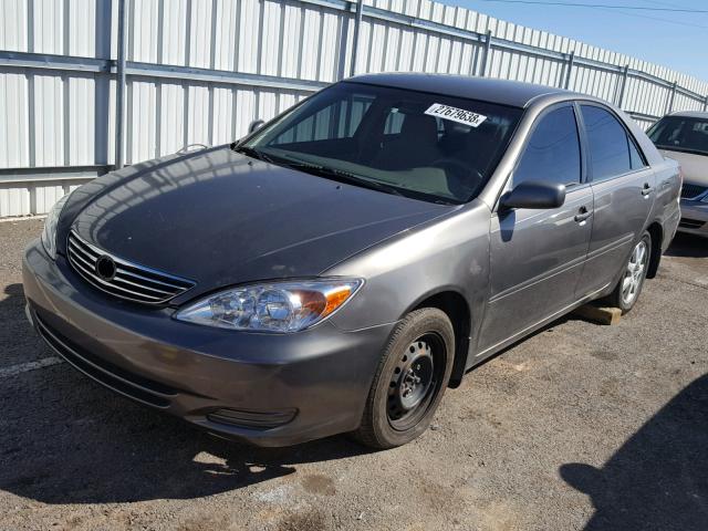 4T1BE32K42U573114 - 2002 TOYOTA CAMRY LE GRAY photo 2