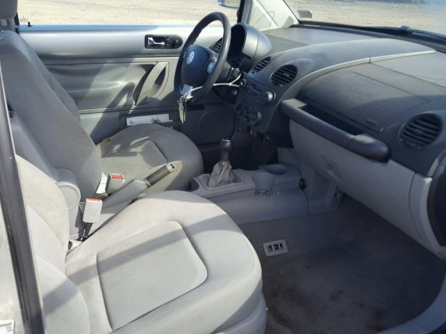 3VWCF21C3YM433303 - 2000 VOLKSWAGEN NEW BEETLE ვერცხლისფერი ფოტო 5