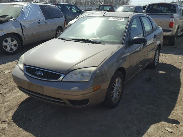 1FAFP34N95W117194 - 2005 FORD FOCUS ZX4 TAN photo 2