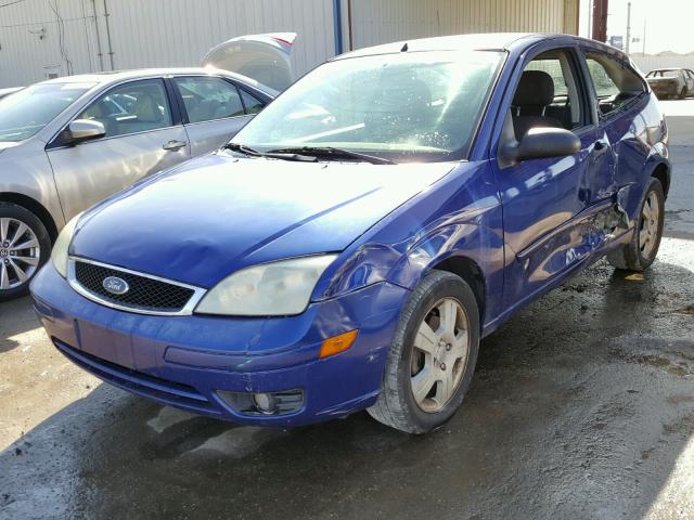 1FAFP31N66W168187 - 2006 FORD FOCUS ZX3 BLUE photo 2