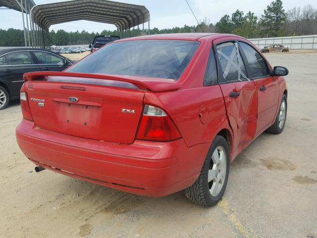 1FAFP34N35W201270 - 2005 FORD FOCUS ZX4 RED photo 4