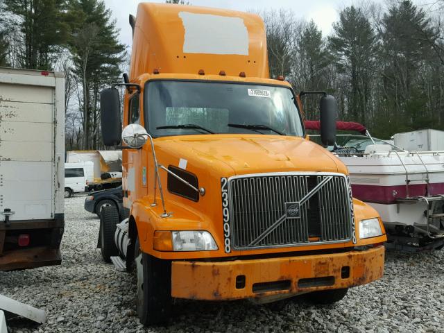 4V4M19GF02N335329 - 2002 VOLVO VN VNM ORANGE photo 1