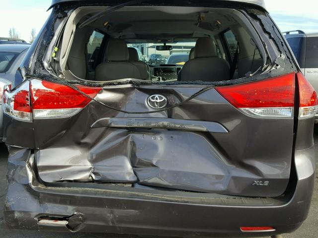 5TDYK3DC1DS390869 - 2013 TOYOTA SIENNA XLE GRAY photo 9