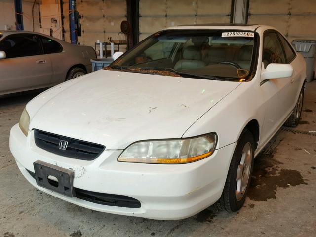 1HGCG2252WA029131 - 1998 HONDA ACCORD EX WHITE photo 2