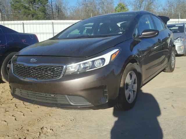 3KPFK4A74HE104260 - 2017 KIA FORTE LX BROWN photo 2