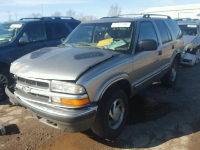 1GNDT13W7X2105882 - 1999 CHEVROLET BLAZER SILVER photo 2