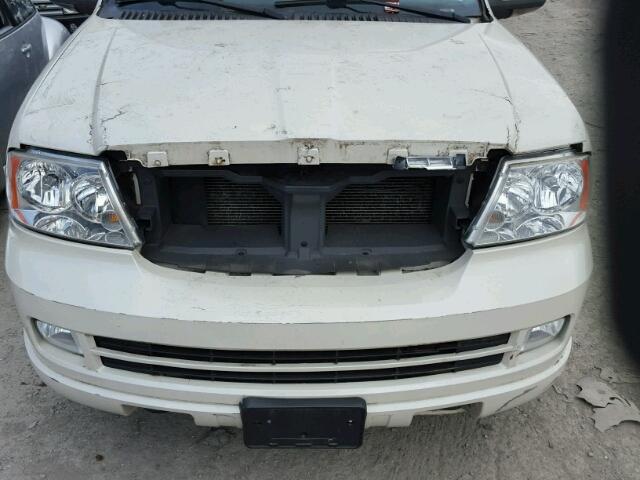 5LMFU28545LJ17802 - 2005 LINCOLN NAVIGATOR WHITE photo 9