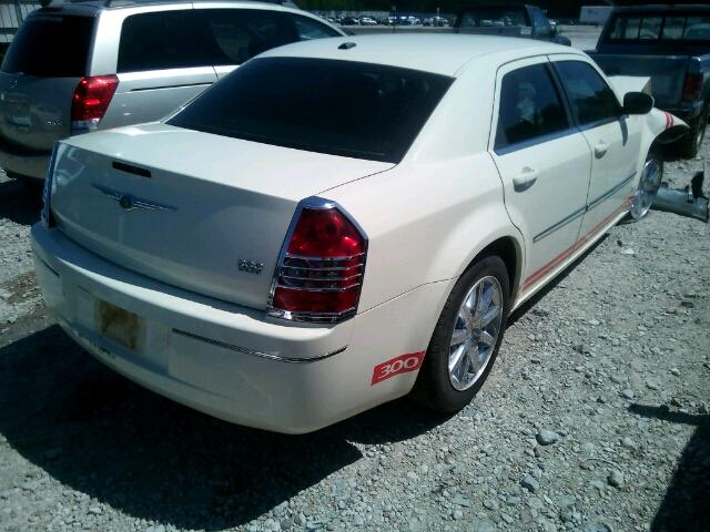 2C3KA53V49H592574 - 2009 CHRYSLER 300 TOURIN WHITE photo 4