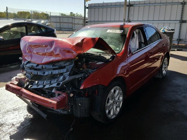 3FAHP0HA2AR253128 - 2010 FORD FUSION SE RED photo 2