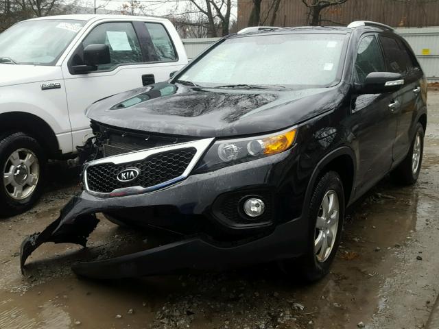 5XYKT4A15BG098387 - 2011 KIA SORENTO BA BLACK photo 2